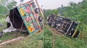 ঢাকা-টাঙ্গাইল মহাসড়কে রডবোঝাই ট্রাক উল্টে ১৫ জনের মৃত্যু