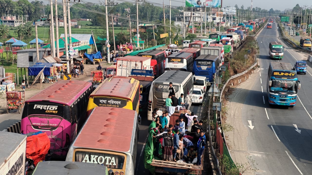 ঈদযাত্রায় ঢাকা-টাঙ্গাইল মহাসড়কে ৩৫ কিলোমিটার যানজট, চরম দুর্ভোগে যাত্রীরা