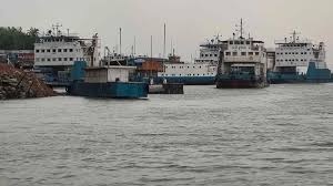 পাটুরিয়া-দৌলতদিয়াসহ দুই নৌরুটে ফেরি বন্ধ, ঘাটে যাত্রীদের ভোগান্তি