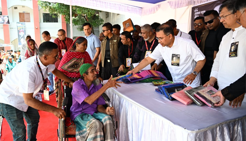 জিয়াউর রহমানের স্মরণে ১৬ স্থানে প্রধানমন্ত্রীর ব্যাপক ত্রাণ বিতরণ কার্যক্রম