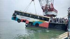 পদ্মায় তলিয়ে যাওয়া বাস উদ্ধার