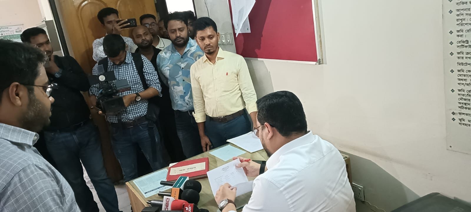 প্রটোকল ছাড়াই আকস্মিক পরিদর্শনে ভূমি প্রতিমন্ত্রী মীর হেলাল