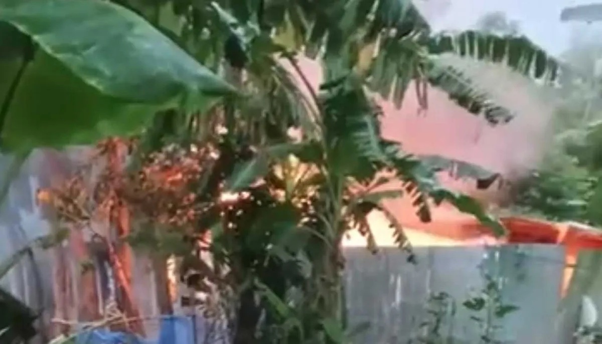পাবনায় স্কুলছাত্রী ধর্ষণ ও হত্যায় অভিযুক্তদের বাড়িতে আগুন, দগ্ধ হয়ে তিনজনের মৃত্যু