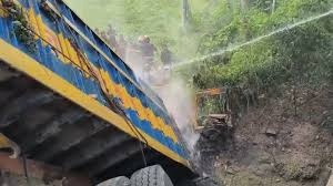 কুষ্টিয়ায় পাথর বোঝাই ট্রাক উল্টে খাদে, চালক নিহত