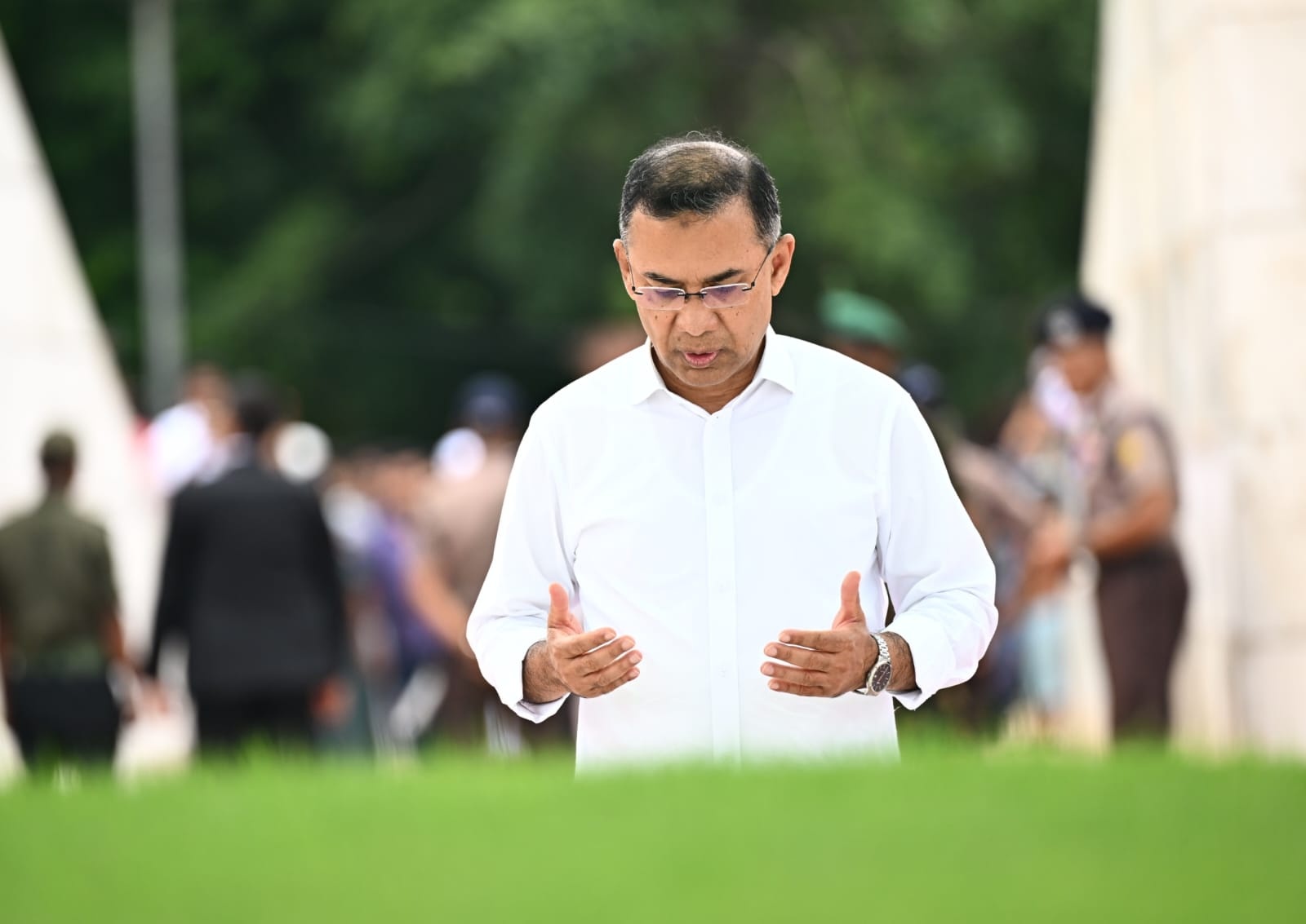 দেশে ফিরে পিতা-মাতার কবর জিয়ারত করলেন প্রধানমন্ত্রী তারেক রহমান