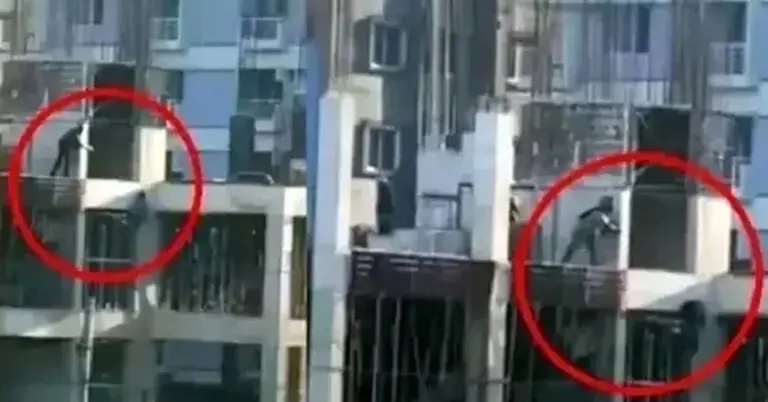 কার্নিশে ঝুলে থাকা তরুণকে গুলি, হাবিবসহ তিনজনের মৃত্যুদণ্ড