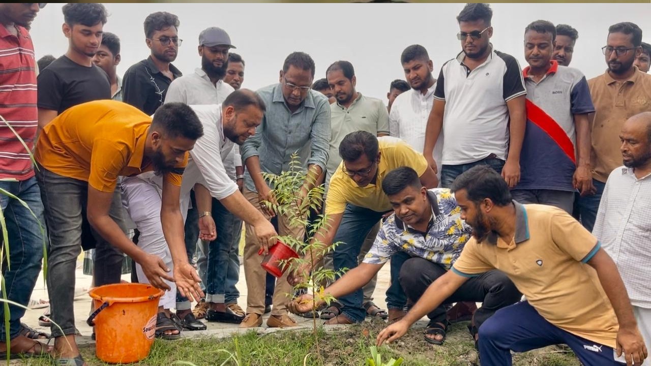 বিলুপ্ত প্রজাতির গাছ বাচাঁতে স্বেচ্ছাসেবক দলের বৃক্ষরোপণ