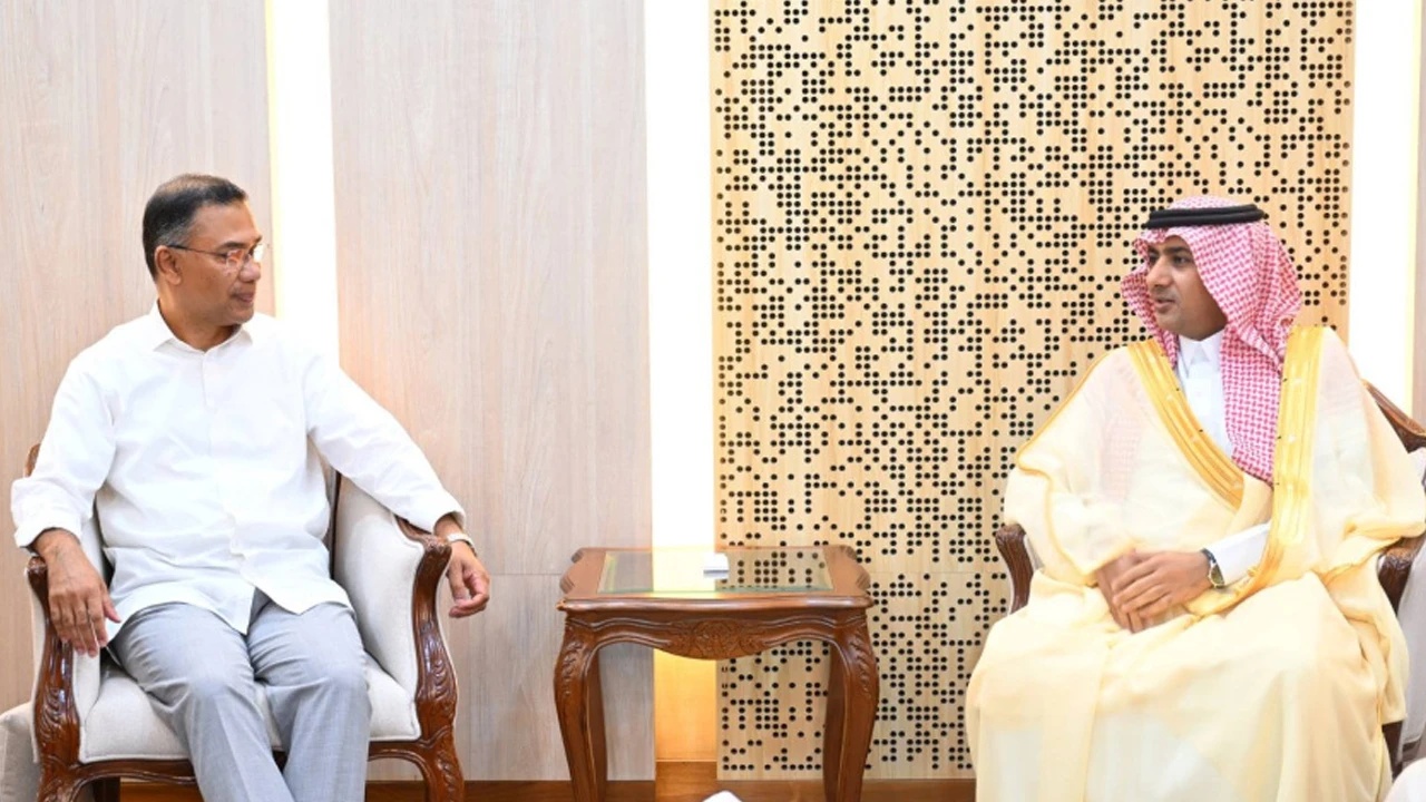 প্রধানমন্ত্রী তারেক রহমানের সঙ্গে সৌদি রাষ্ট্রদূতের সৌজন্য সাক্ষাৎ