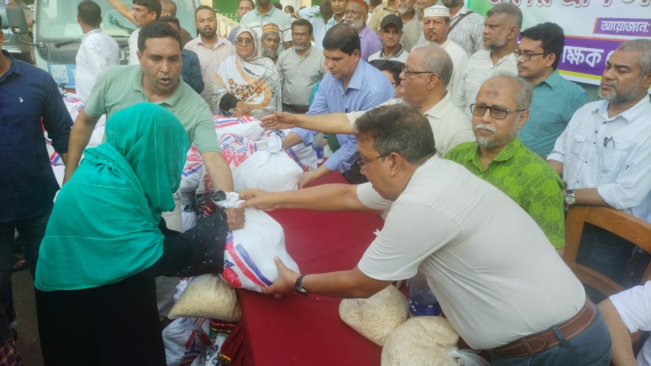 চবির জাতীয়তাবাদী শিক্ষক ফোরামের উদ্যোগে বন্যায় ক্ষতিগ্রস্তদের মাঝে ত্রাণ বিতরণ