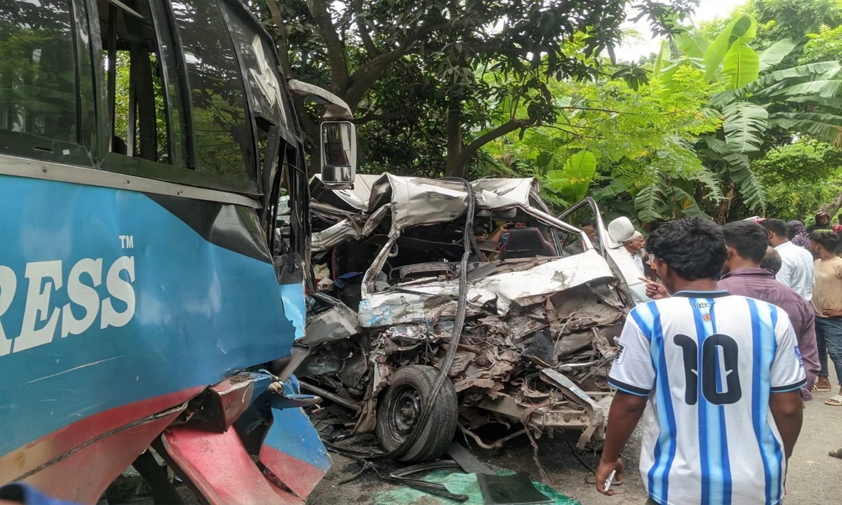 পাবনায় অ্যাম্বুলেন্স-বসের মুখোমুখি সংঘর্ষ, নিহত ২