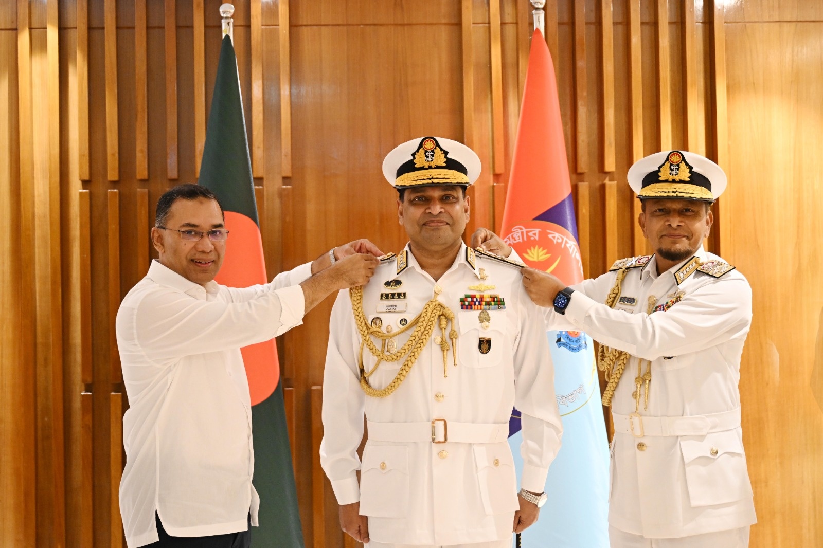 নবনিযুক্ত নৌবাহিনী প্রধানকে র‌্যাঙ্ক ব্যাজ পরালেন প্রধানমন্ত্রী