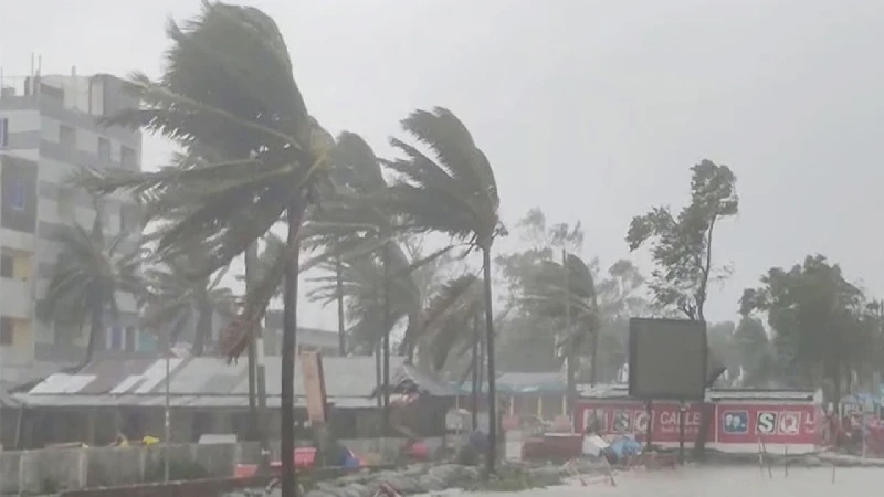 দুপুরের মধ্যে ৮ অঞ্চলে ঝড়ো হাওয়াসহ বৃষ্টির শঙ্কা, নদীবন্দরে সতর্কসংকেত