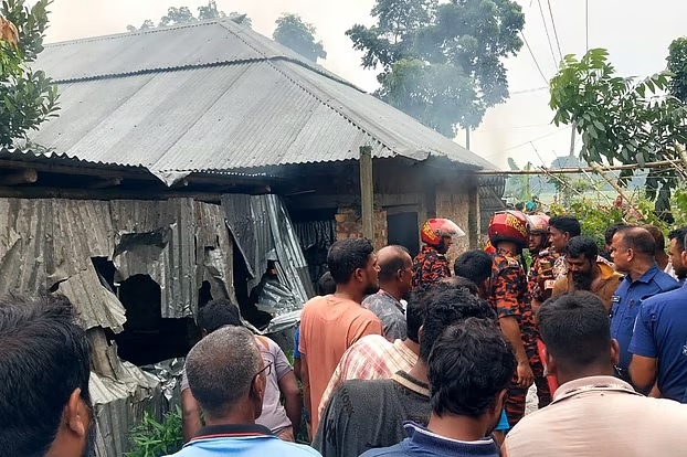 নওগাঁয় জামায়াত আমিরের বিরুদ্ধে ধর্ষণের অভিযোগ, শিক্ষাপ্রতিষ্ঠানে আগুন