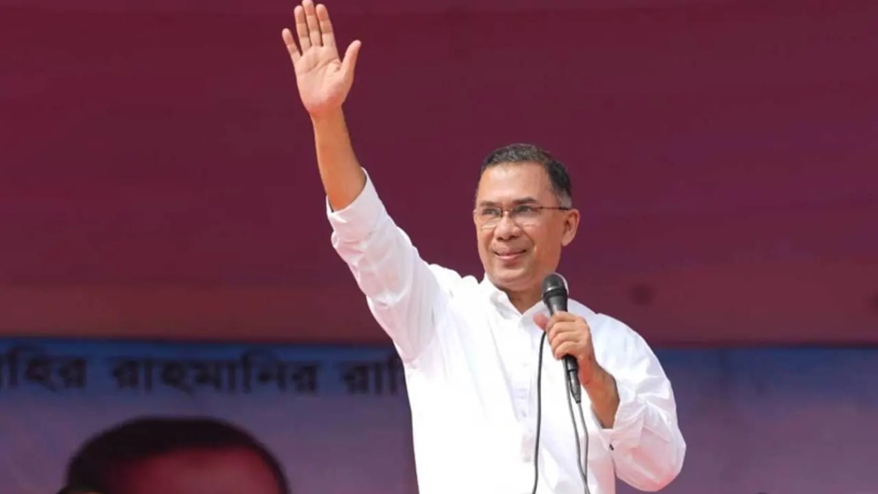 কক্সবাজারের মহেশখালীর পথে প্রধানমন্ত্রী