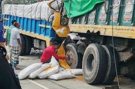 বগুড়ায় দাঁড়িয়ে থাকা ট্রাকে অন্য ট্রাকের ধাক্কা, নিহত ৩