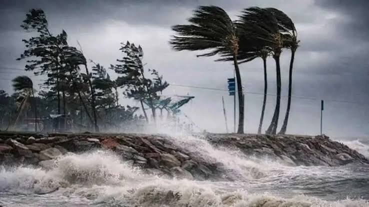চট্টগ্রামসহ ছয় অঞ্চলে ঝড়ো হাওয়াসহ বৃষ্টির শঙ্কা, নদীবন্দরে ১ নম্বর সংকেত