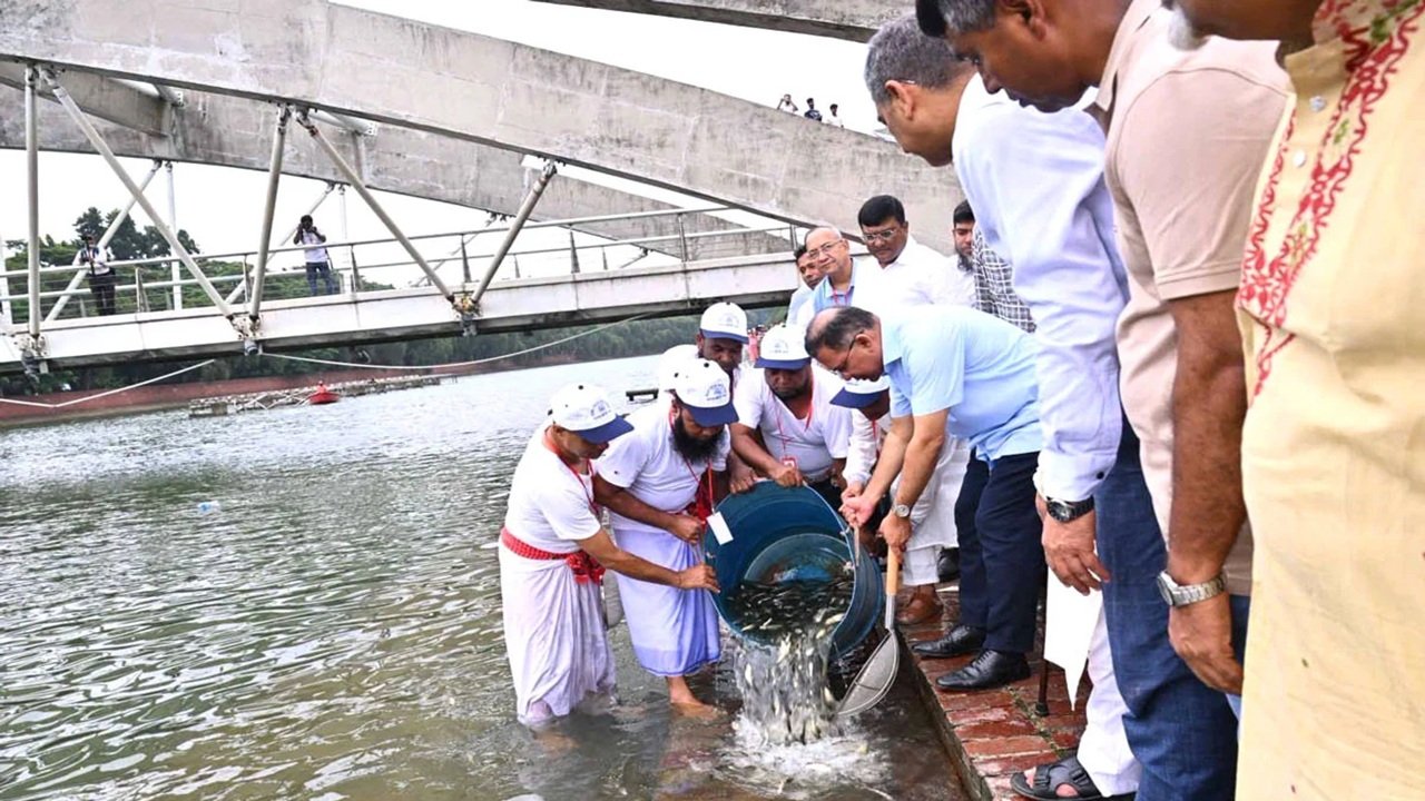 জিয়া উদ্যানের লেকে মাছের পোনা অবমুক্ত করলেন প্রধানমন্ত্রী