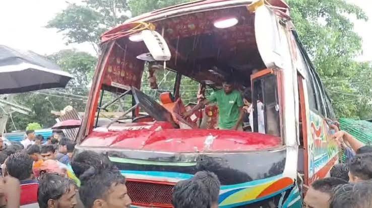 ফেনীতে কাভার্ডভ্যানকে বাসের ধাক্কা, নিহত ৩