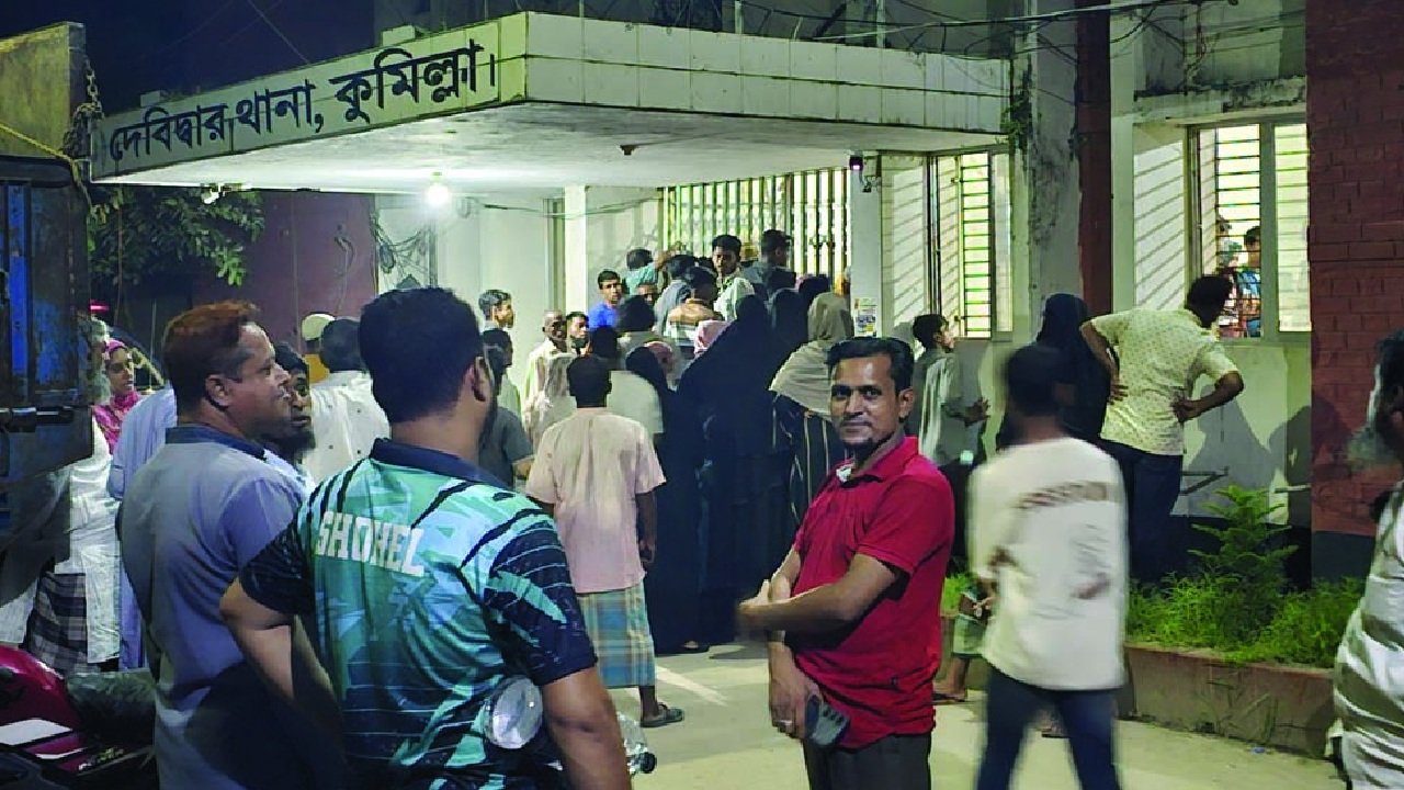 কুমিল্লায় কিশোর গ্যাংবিরোধী অভিযানে আটক আরও ২৫২