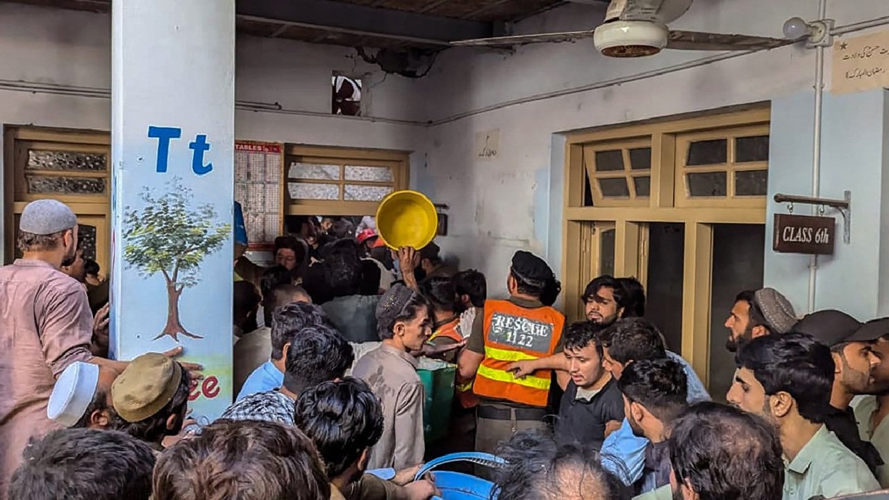 পাকিস্তানে স্কুলের ছাদ ধসে ২০ শিক্ষার্থীর মৃত্যু