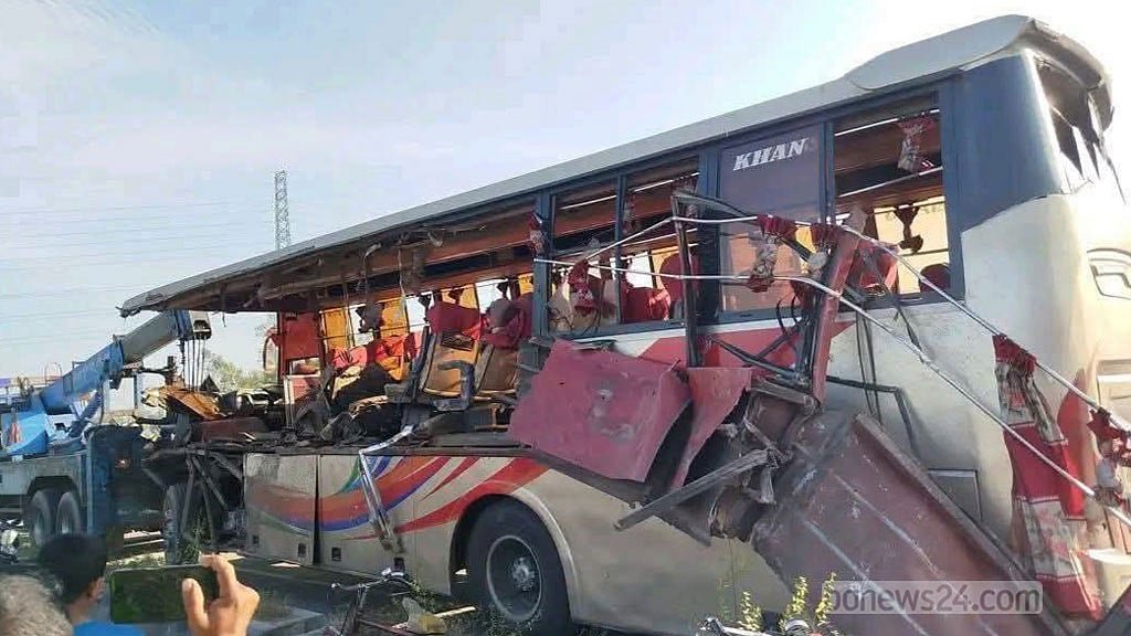 রংপুরে দাঁড়িয়ে থাকা ট্রাকে বাসের ধাক্কা, নিহত ৩