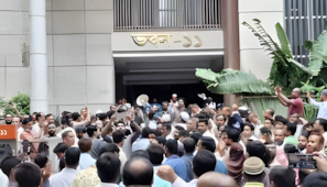 সরকারি অধ্যাদেশ বাতিলের দাবিতে আজও সচিবালয়ে বিক্ষোভে কর্মচারীরা