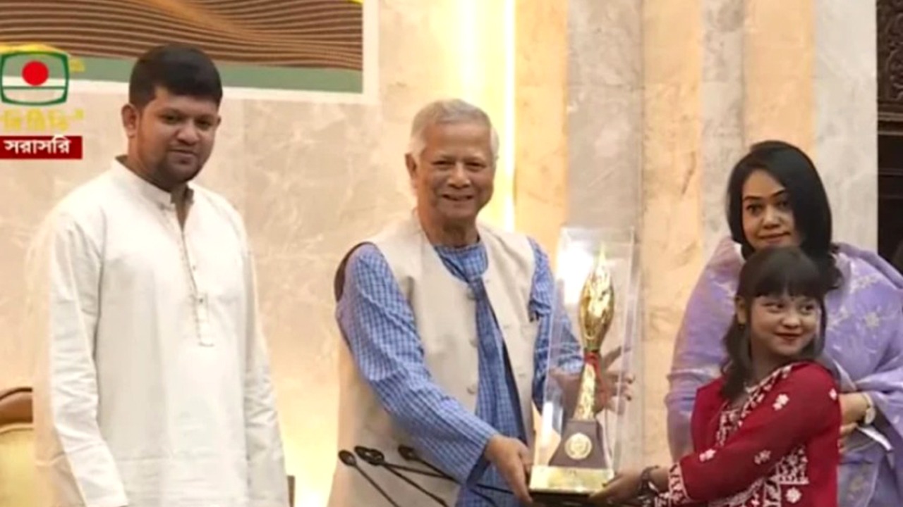 'নতুন কুঁড়ি' শিশু প্রতিযোগিতার পুরস্কার প্রদানে উপস্থিত হয়েছেন প্রধান উপদেষ্টা