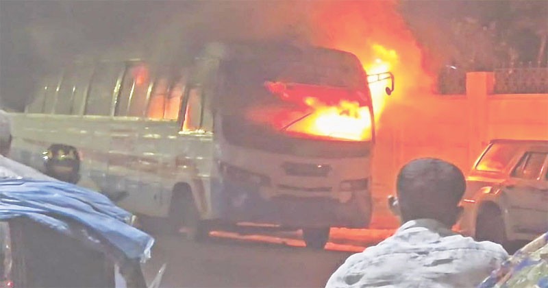 রাজধানীতে ফের ৩ বাসে আগুন