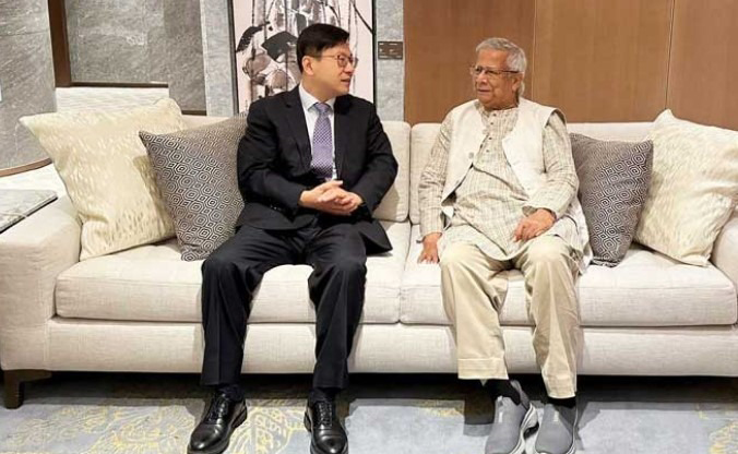 প্রধান উপদেষ্টার হংকংয়ে যাত্রাবিরতি, স্বাগত জানালেন সেদেশের শ্রমমন্ত্রী
