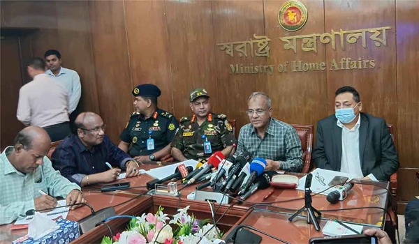 সড়কের পাশে জ্বালানি তেল বিক্রি সাময়িক বন্ধ থাকবে : স্বরাষ্ট্র উপদেষ্টা