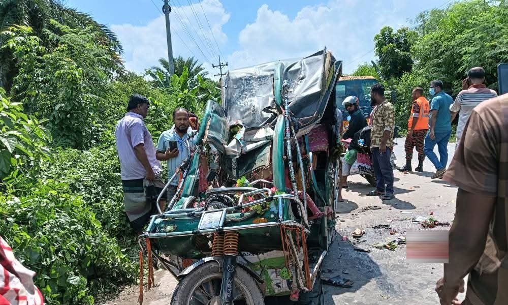 খুলনায় পিকআপ-ইজিবাইক সংঘর্ষ, নিহত ৩