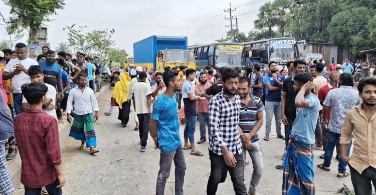 গাজীপুরে শ্রমিকদের ঢাকা-ময়মনসিংহ মহাসড়ক অবরোধ, দীর্ঘ যানজট সৃষ্টি