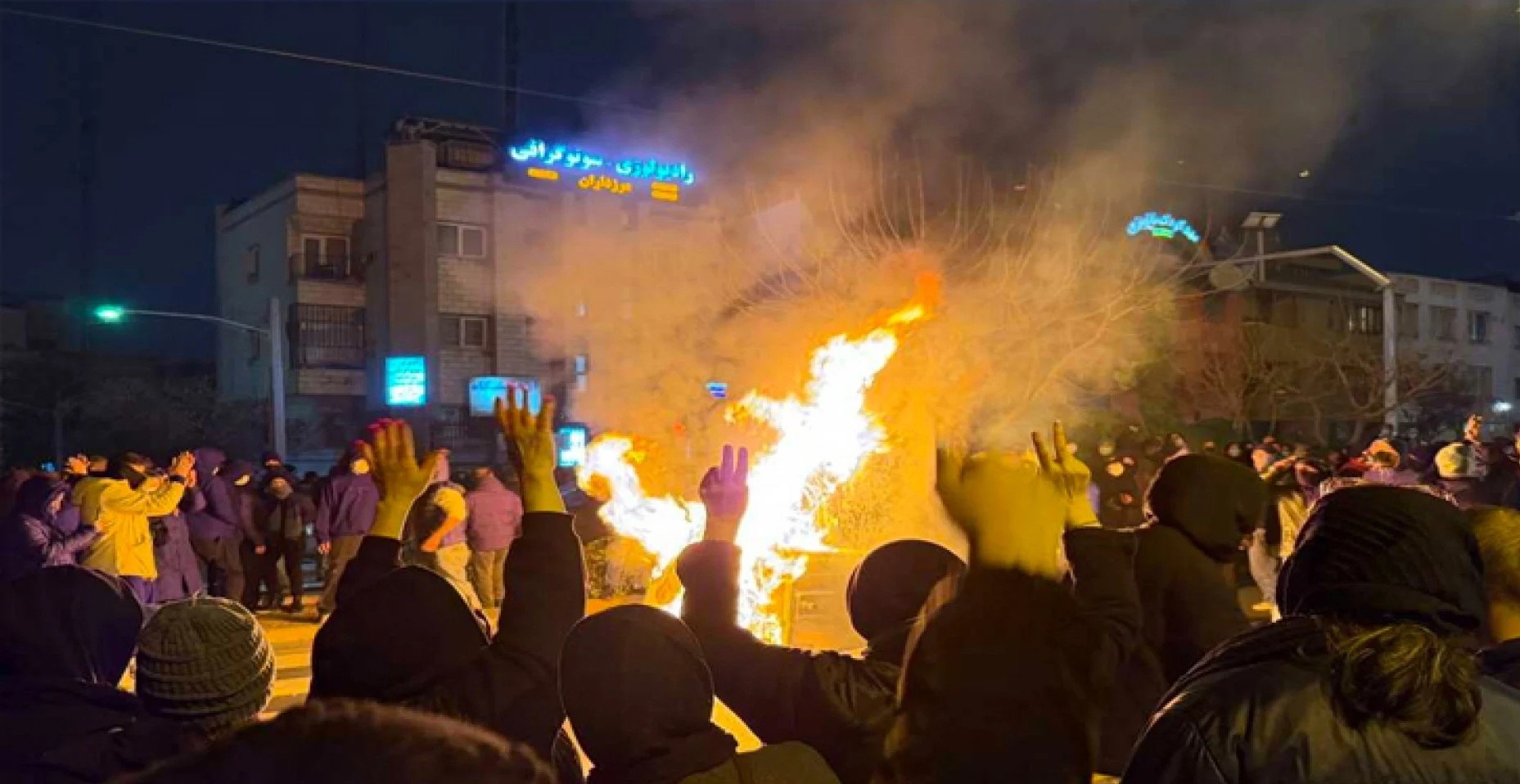 ৮০০ বিক্ষোভকারীর ফাঁসি স্থগিত করল ইরান