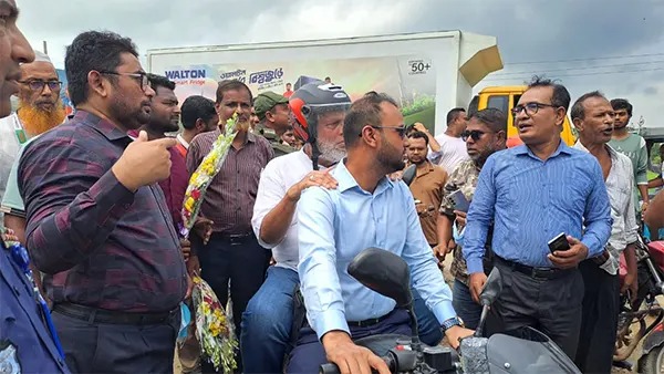 যানজটে আটকা পড়ায় মোটরসাইকেলে গন্তব্যে পৌঁছেছেন উপদেষ্টা