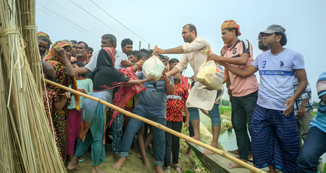 কুষ্টিয়ার দৌলতপুরে বন্যার্তদের মাঝে ত্রাণ সামগ্রী বিতরণ