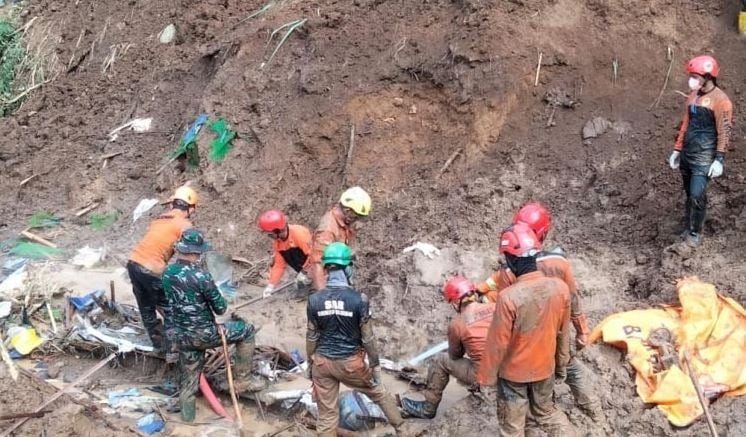 ইন্দোনেশিয়ায় ভয়ঙ্কর মাত্রার ভূমিধসে সাত জন নিহত, আহত ৮২