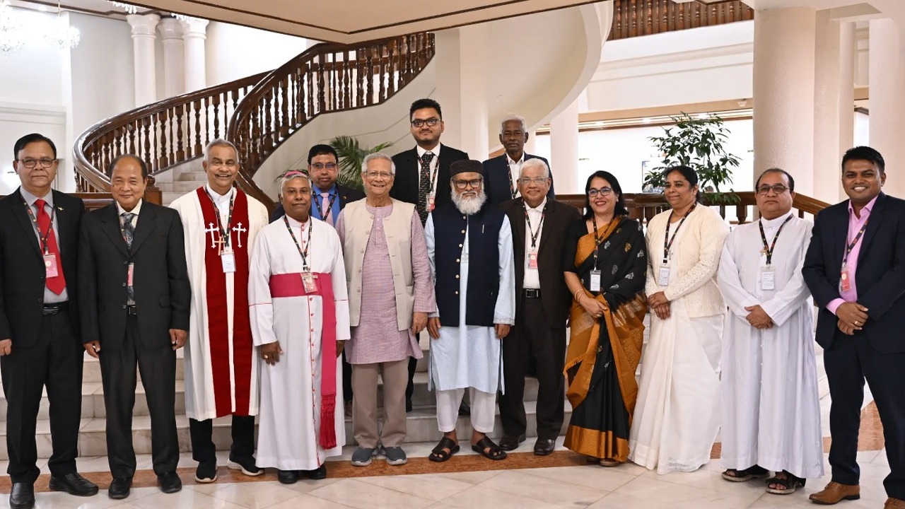 খ্রিস্টান সম্প্রদায়ের সঙ্গে প্রধান উপদেষ্টার শুভেচ্ছা বিনিময়