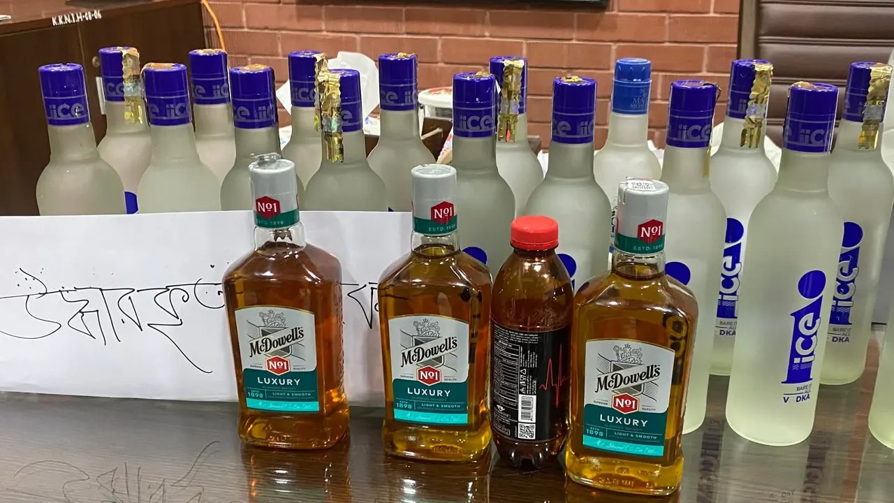 জাবির হল থেকে বিদেশি মদসহ শিক্ষার্থী আটক