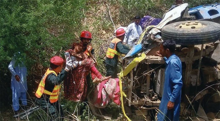 পাকিস্তানে ট্রাক উল্টে খাদে, একই পরিবারের ১৪ জন নিহত