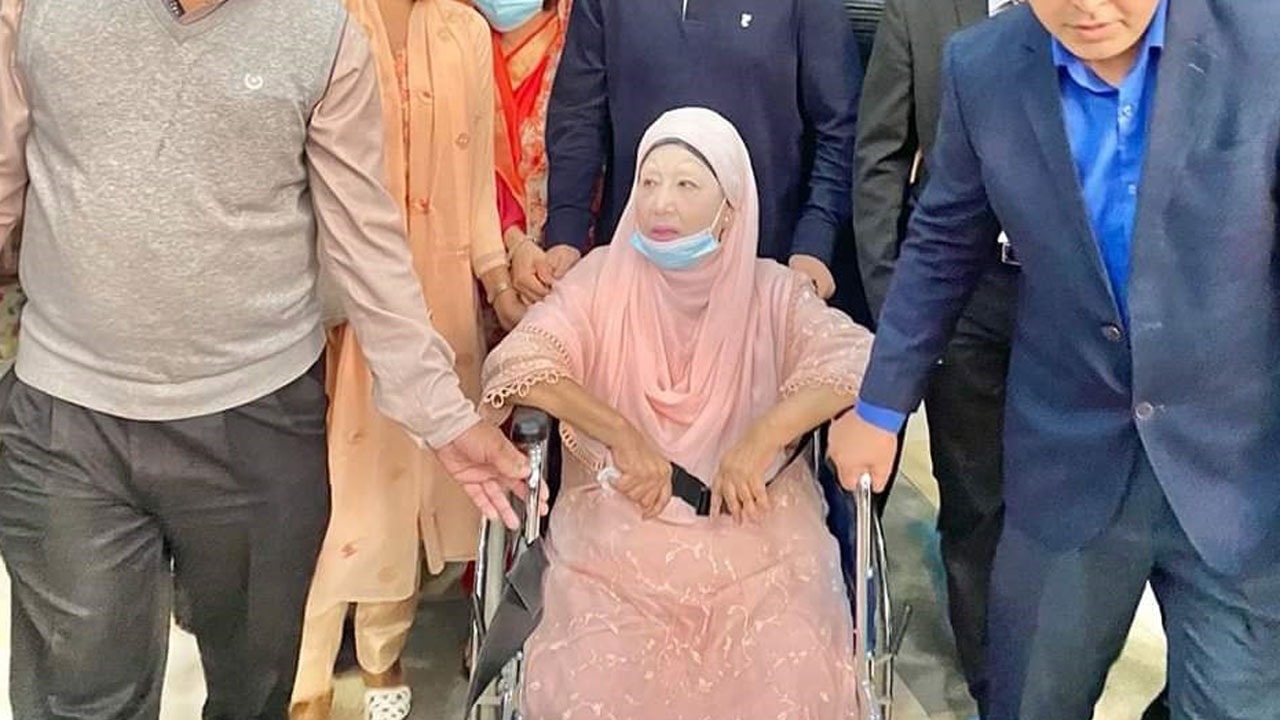 বেগম খালেদা জিয়ার শারীরিক অবস্থার কিছুটা উন্নতি, খাচ্ছেন তরল খাবার