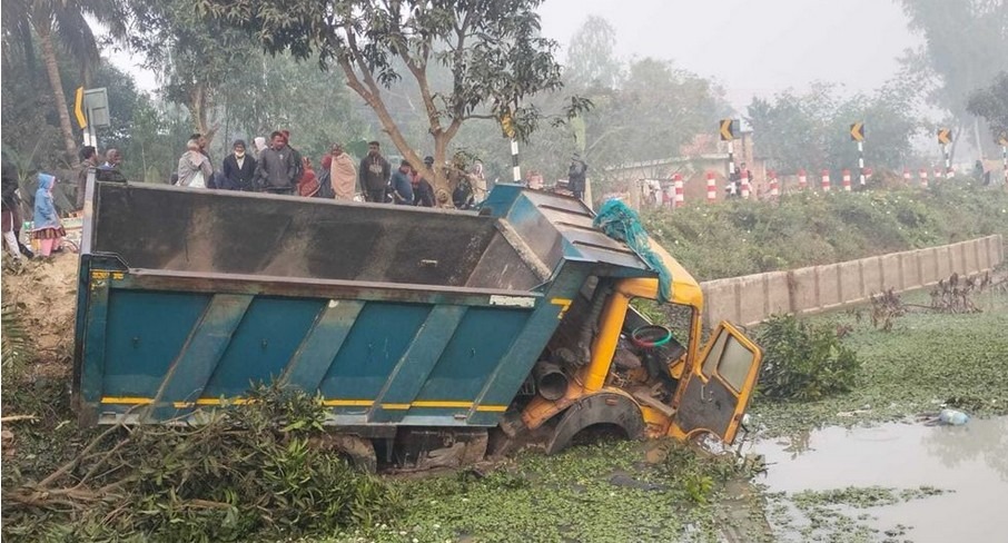 নওগাঁয় ট্রাকের চাপায় ৫ ভ্যানযাত্রী নিহত