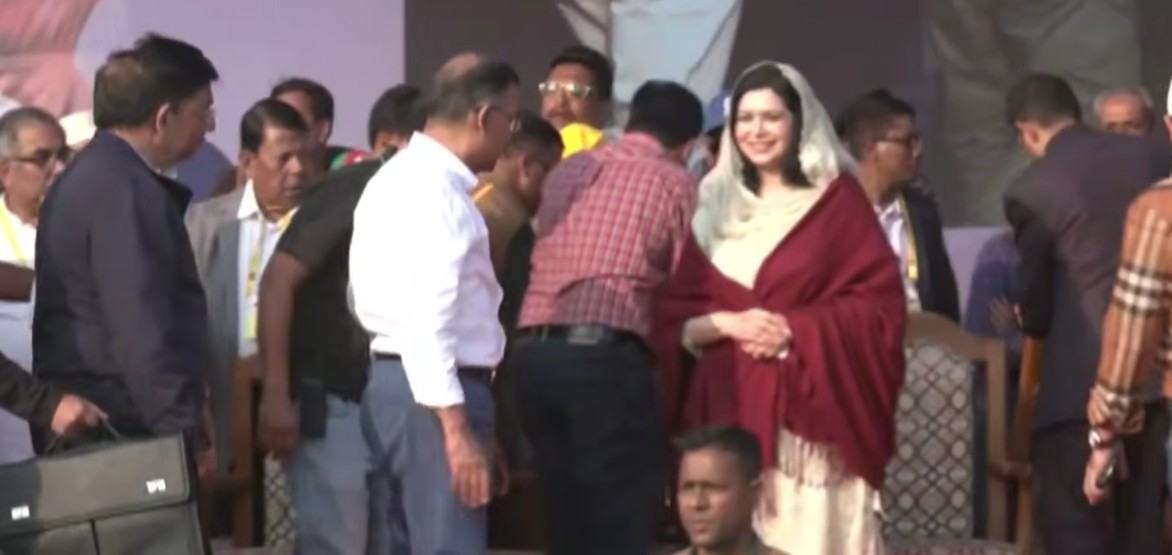 ময়মনসিংহের জনসভা মঞ্চে তারেক রহমান ও জুবাইদা রহমান