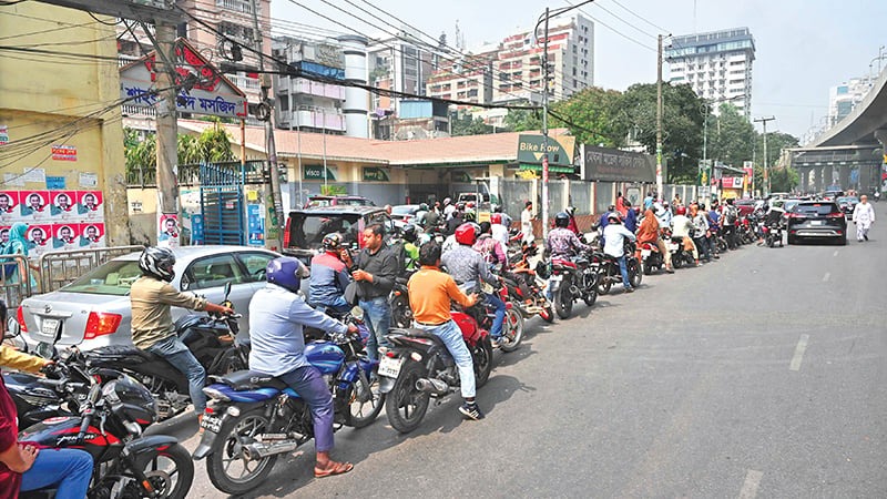 তেল সংকটের শঙ্কা: রাজধানীর পেট্রোল পাম্পে দীর্ঘ লাইন