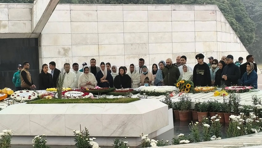 কবর জিয়ারত করলেন জেইমা রহমানসহ পরিবারের সদস্যরা