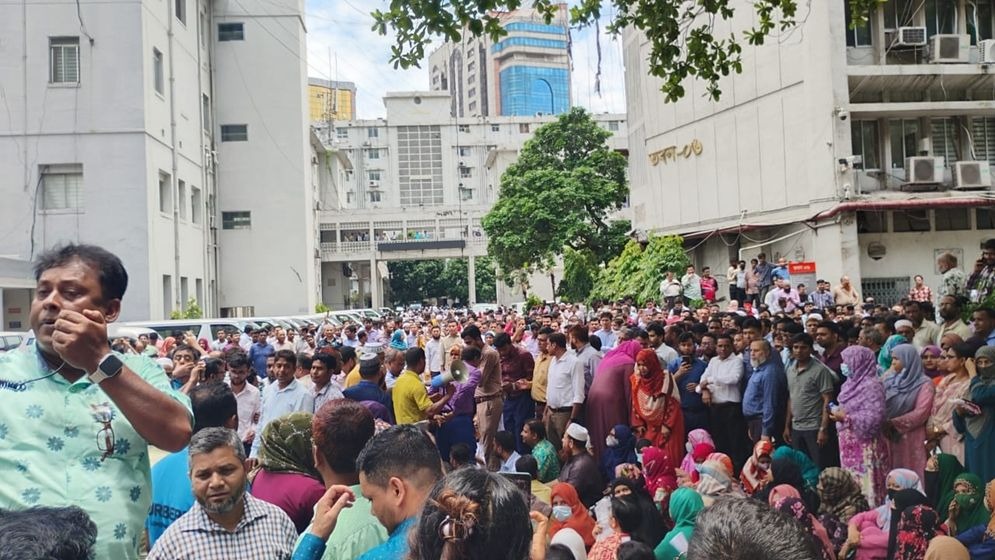 আজও বিক্ষোভ করছেন সচিবালয়ের কর্মকর্তা-কর্মচারীরা