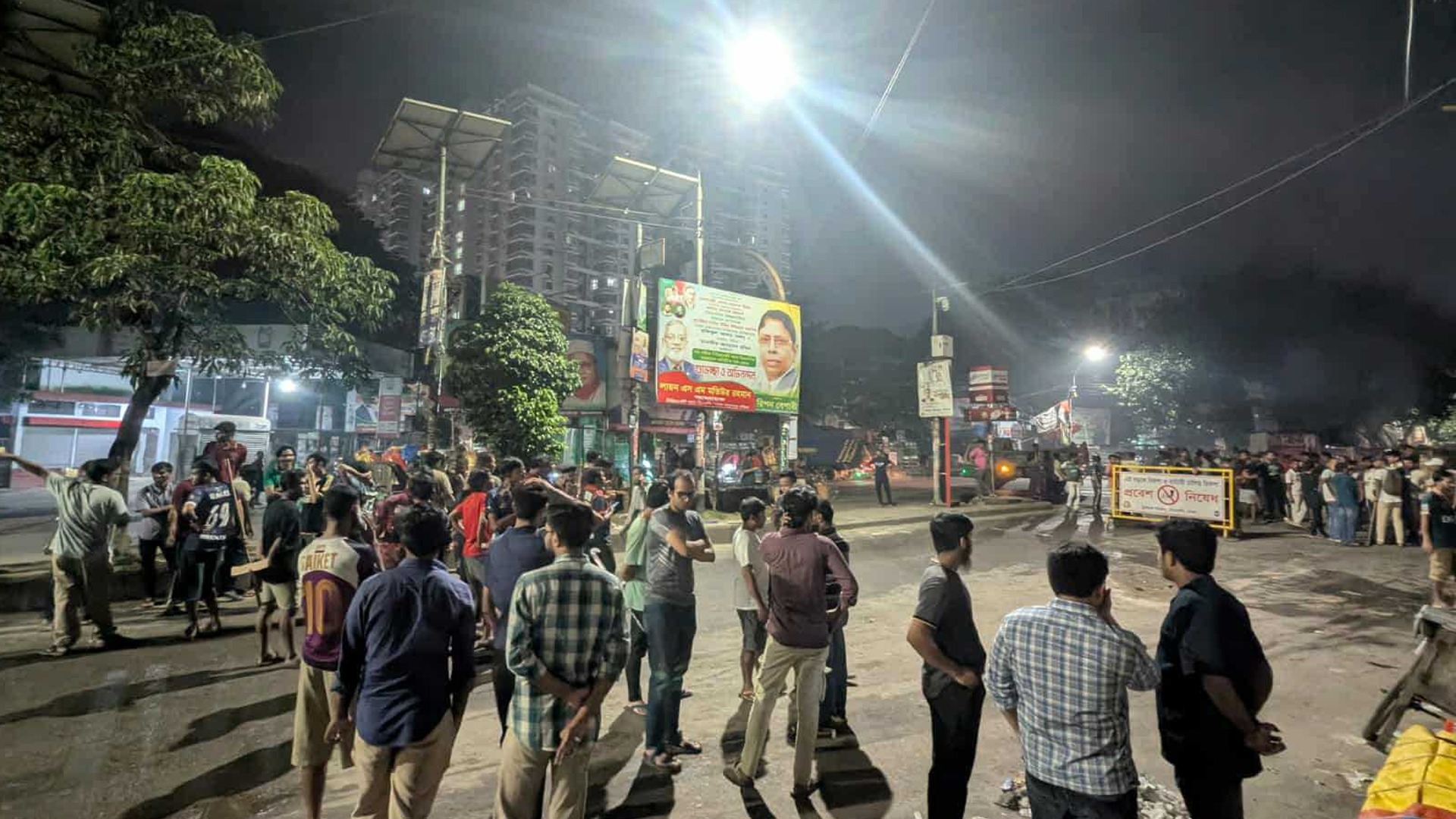 মধ্যরাতে ঢাবি ও ঢাকা কলেজের শিক্ষার্থীদের সংঘর্ষ