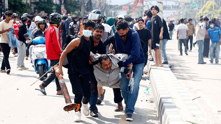 কারফিউ উপেক্ষা করে আজও রাস্তায় নেপালের বিক্ষোভকারী তরুণরা