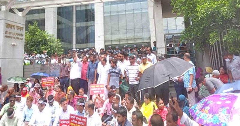 এনবিআর চেয়ারম্যানের অপসারণ দাবিতে ‘কমপ্লিট শাটডাউন’ চলছে
