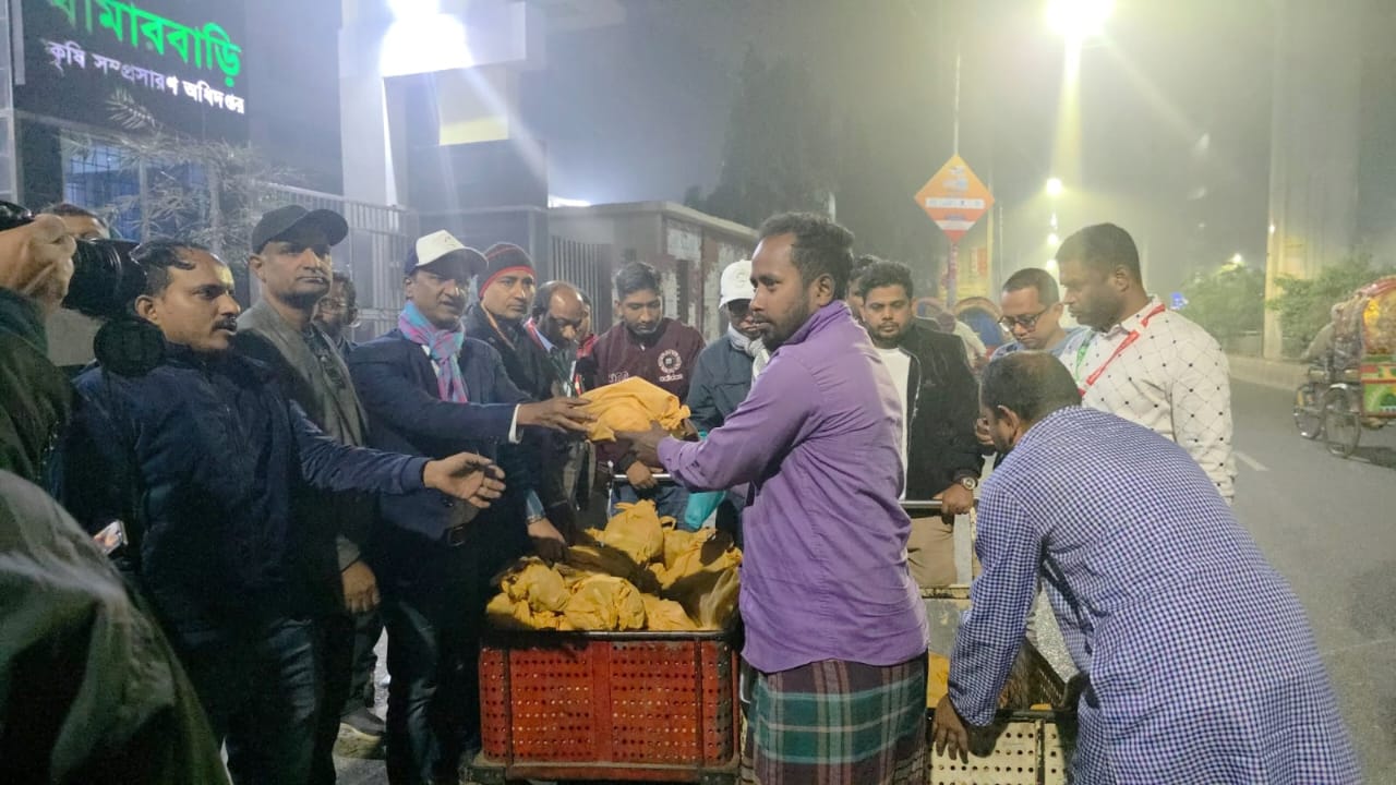 স্বদেশ প্রত্যাবর্তন উপলক্ষে গরীব-দুস্থদের মাঝে এ্যাবের খাবার বিতরন