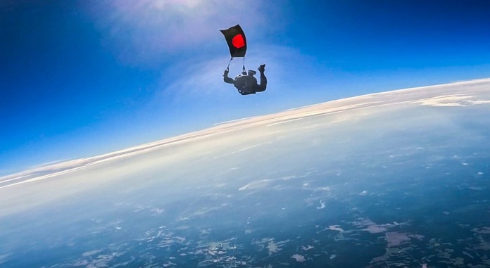 বিজয় দিবসে প্যারাস্যুটিংয়ে বিশ্বরেকর্ড করার অভিপ্রায় বাংলাদেশের